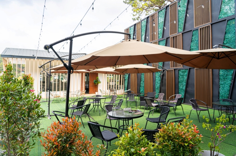 フィリピン留学 Cebu21 - Challenger Campus-East Field Parasol-4